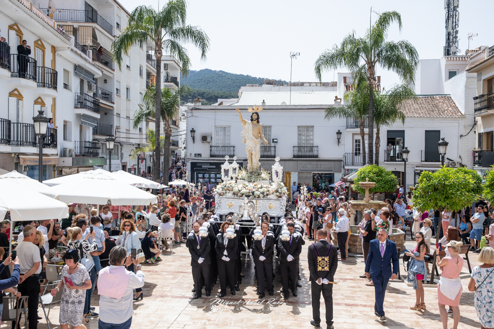 Domingo de Resurrección: Blanco de pureza y espiritualidad y “Morao” de piedad y humildad