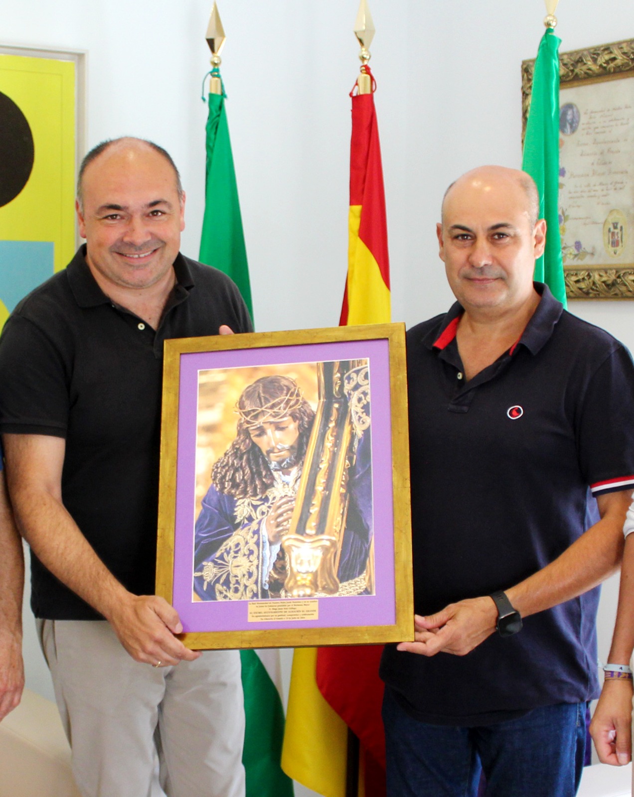 Entrega de un cuadro al Ayuntamiento de Alhaurín el Grande