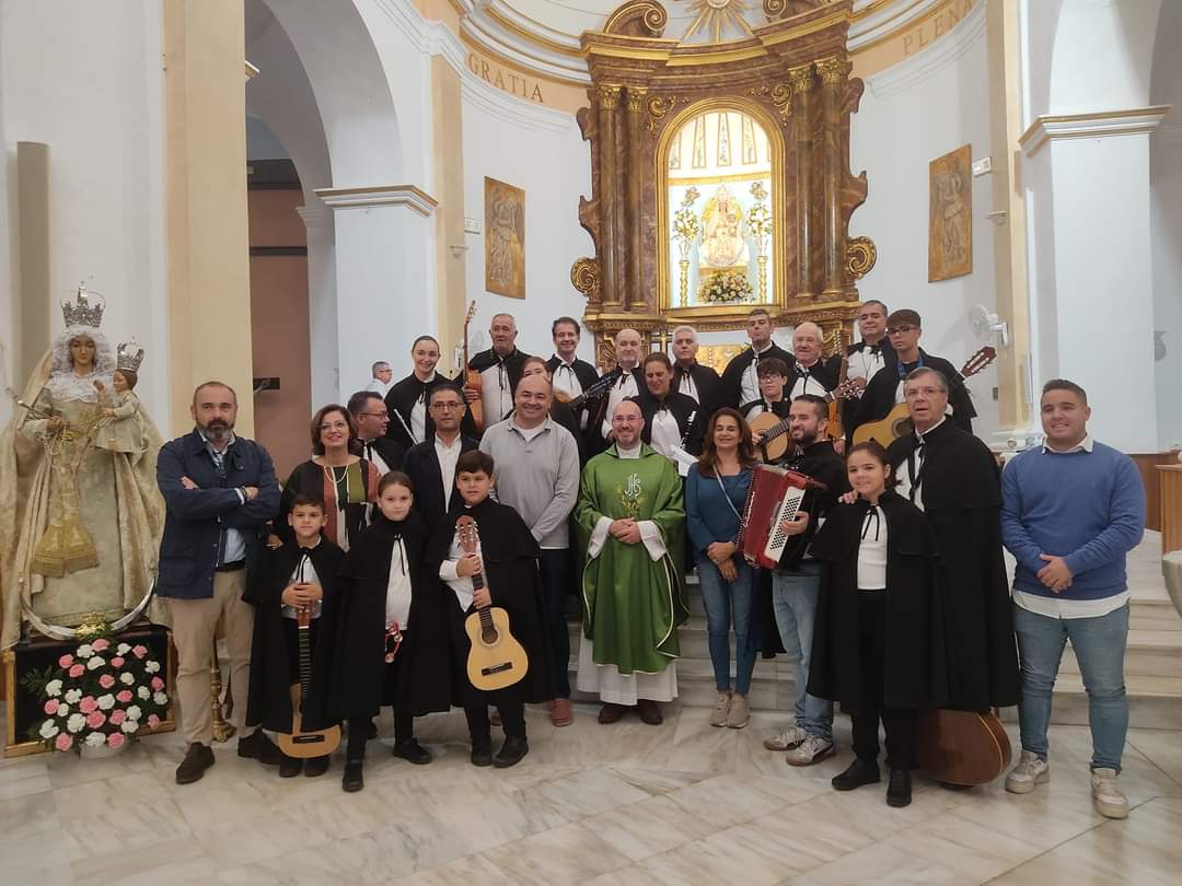 Ayer domingo, prometía azucenas, claveles y lirios de gracia sin par