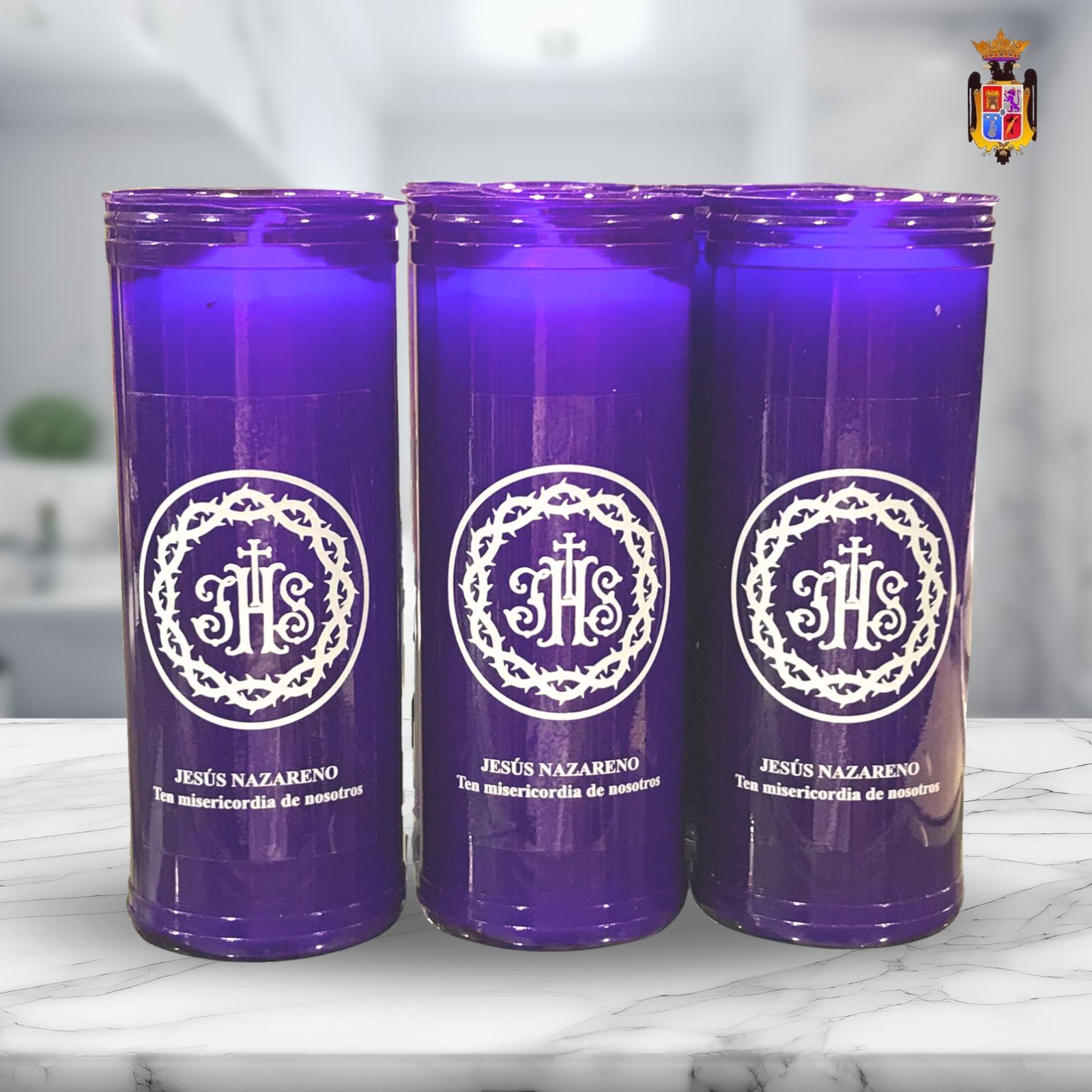 Ventas de velas en color morado, con motivo del día de todos los Santos