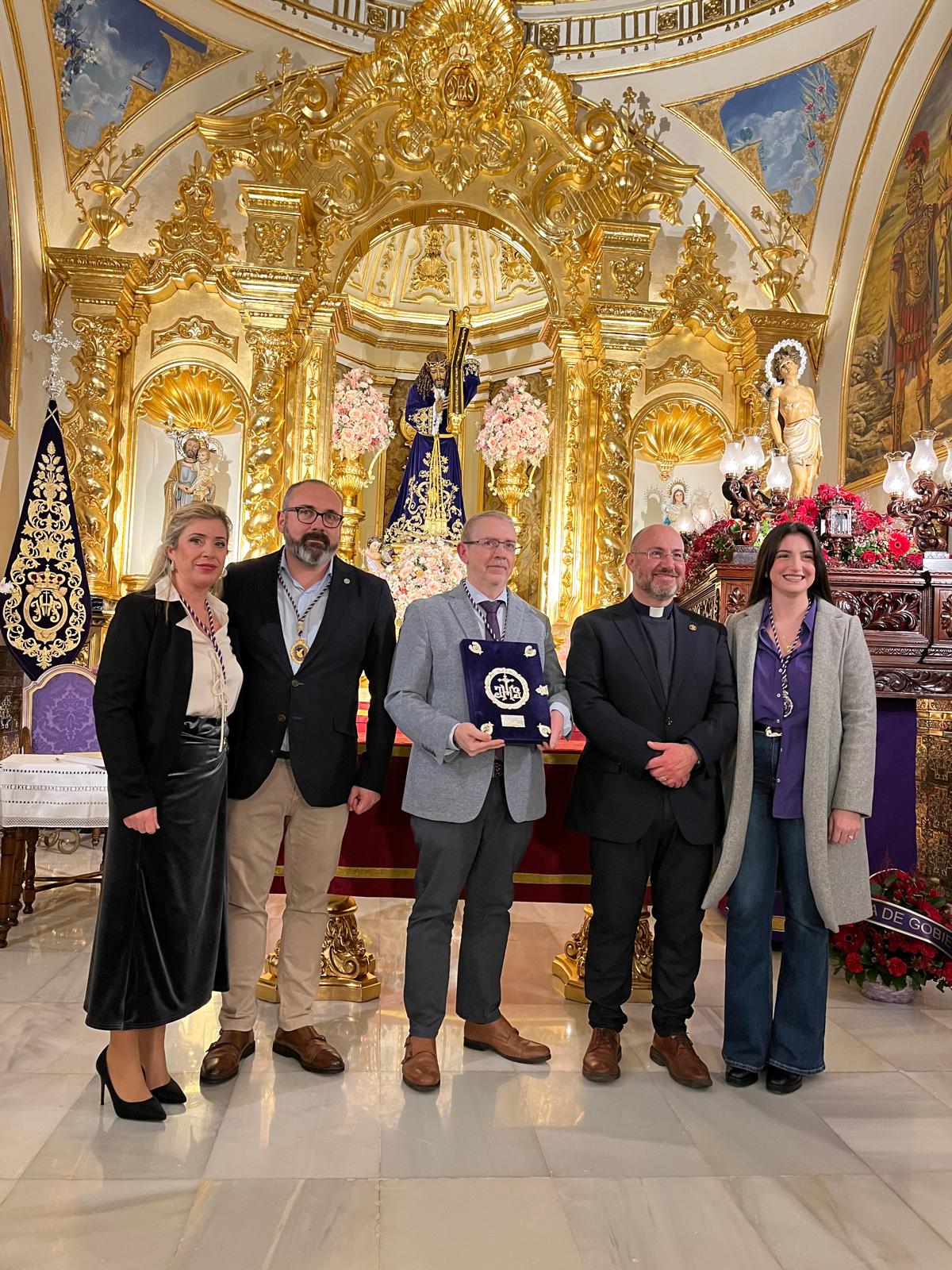 Entrega de pastas al pregonero de la Semana Santa 2025